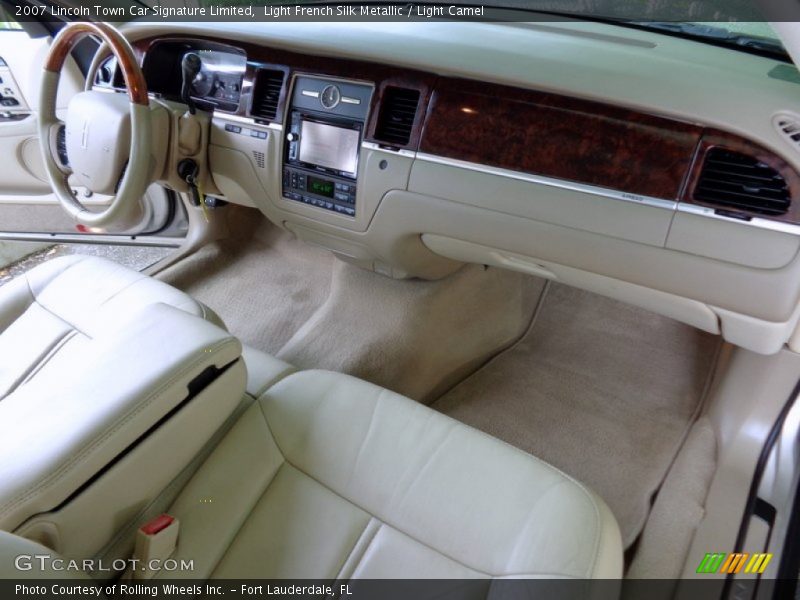 Light French Silk Metallic / Light Camel 2007 Lincoln Town Car Signature Limited