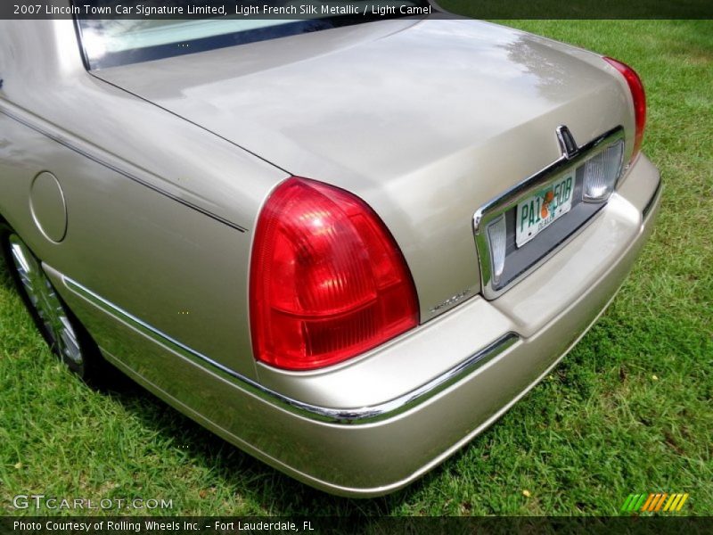 Light French Silk Metallic / Light Camel 2007 Lincoln Town Car Signature Limited