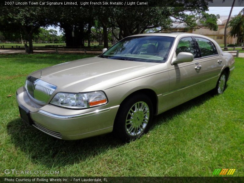 Light French Silk Metallic / Light Camel 2007 Lincoln Town Car Signature Limited