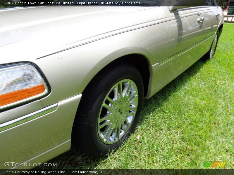 Light French Silk Metallic / Light Camel 2007 Lincoln Town Car Signature Limited