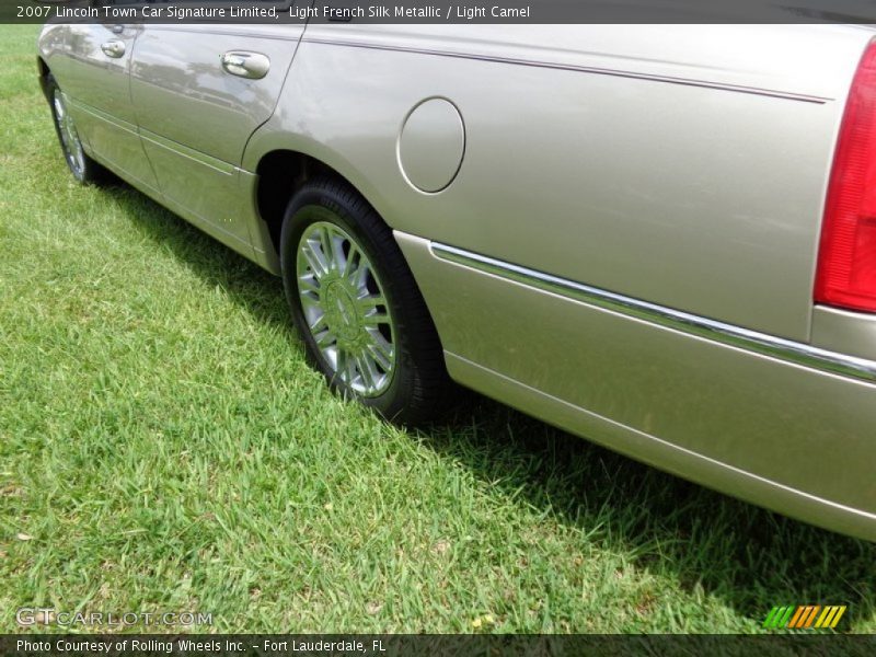 Light French Silk Metallic / Light Camel 2007 Lincoln Town Car Signature Limited