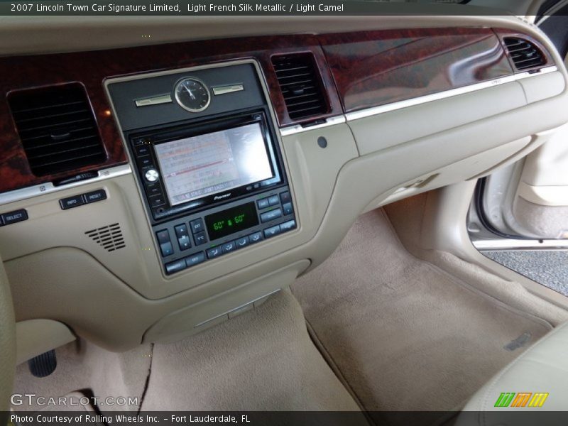 Light French Silk Metallic / Light Camel 2007 Lincoln Town Car Signature Limited