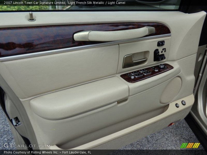 Light French Silk Metallic / Light Camel 2007 Lincoln Town Car Signature Limited