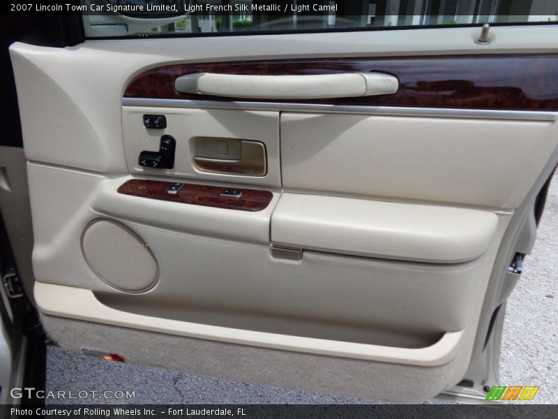 Light French Silk Metallic / Light Camel 2007 Lincoln Town Car Signature Limited
