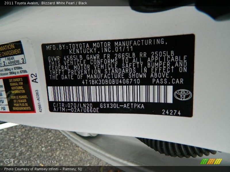 Blizzard White Pearl / Black 2011 Toyota Avalon