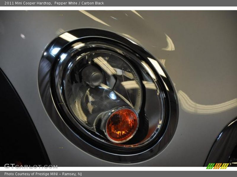 Pepper White / Carbon Black 2011 Mini Cooper Hardtop