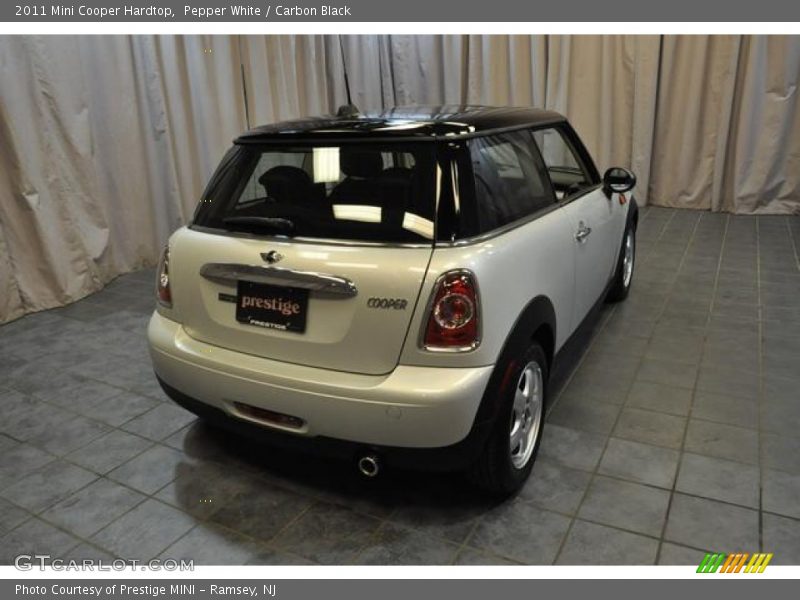 Pepper White / Carbon Black 2011 Mini Cooper Hardtop