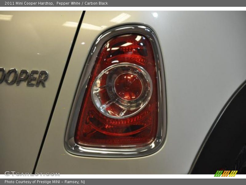 Pepper White / Carbon Black 2011 Mini Cooper Hardtop
