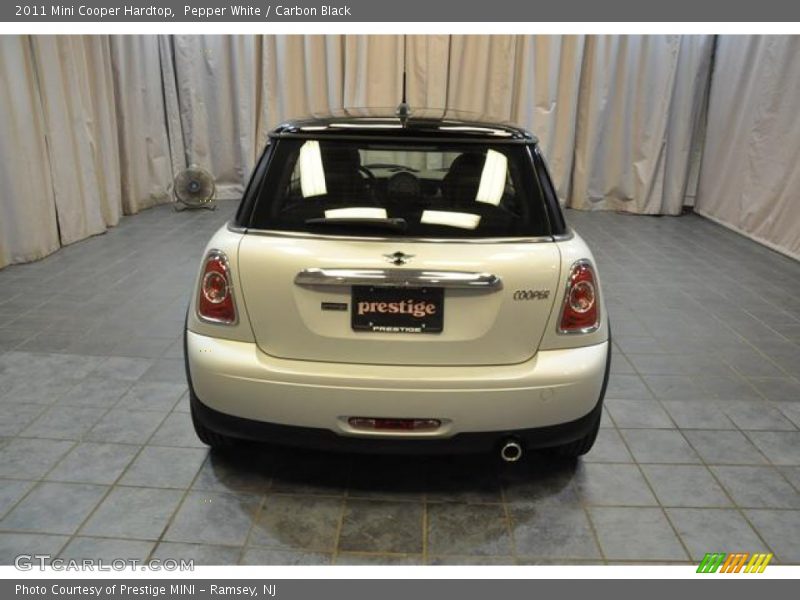 Pepper White / Carbon Black 2011 Mini Cooper Hardtop