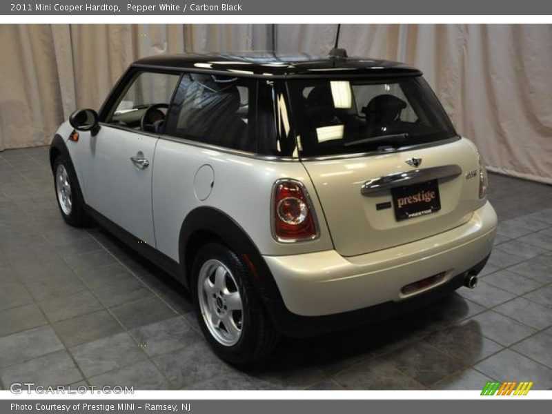 Pepper White / Carbon Black 2011 Mini Cooper Hardtop