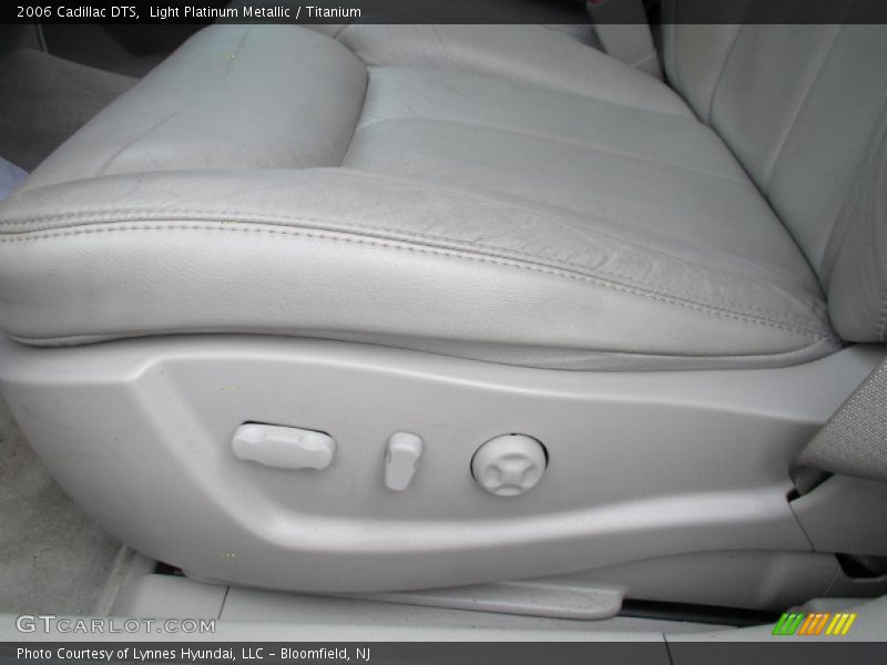 Light Platinum Metallic / Titanium 2006 Cadillac DTS