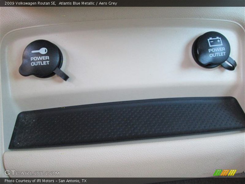 Atlantis Blue Metallic / Aero Grey 2009 Volkswagen Routan SE