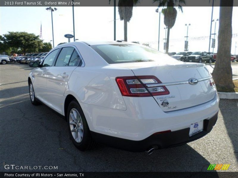 Oxford White / Dune 2013 Ford Taurus SE
