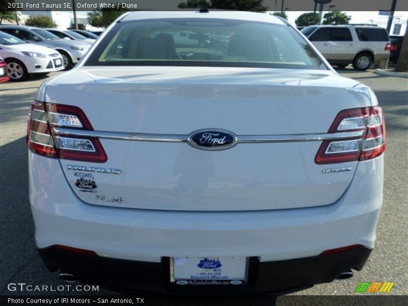 Oxford White / Dune 2013 Ford Taurus SE