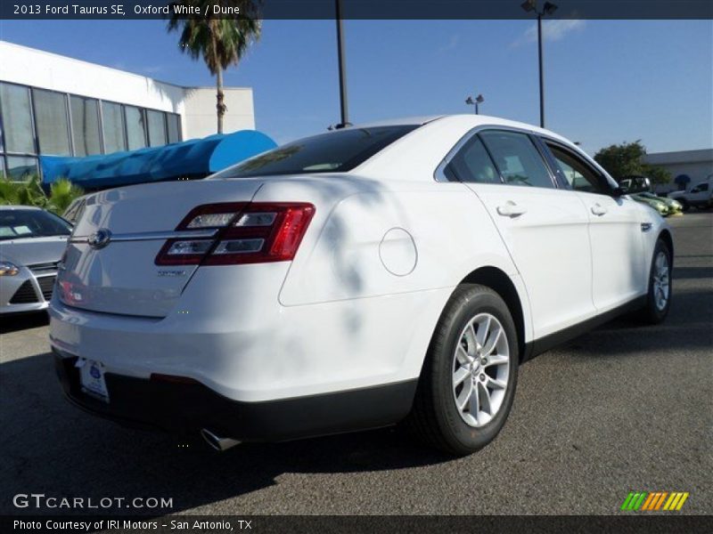 Oxford White / Dune 2013 Ford Taurus SE