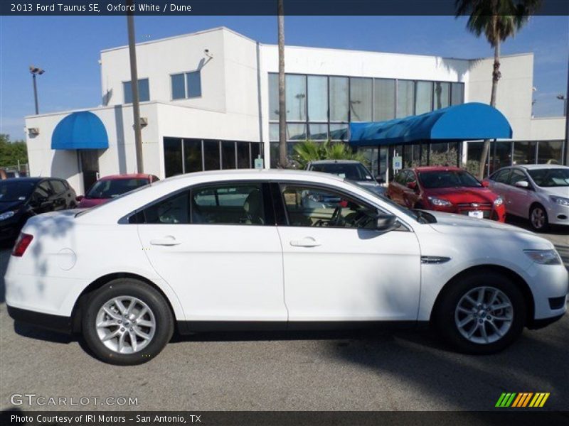Oxford White / Dune 2013 Ford Taurus SE