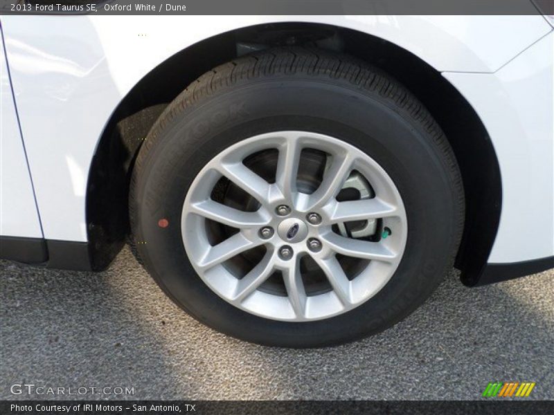 Oxford White / Dune 2013 Ford Taurus SE