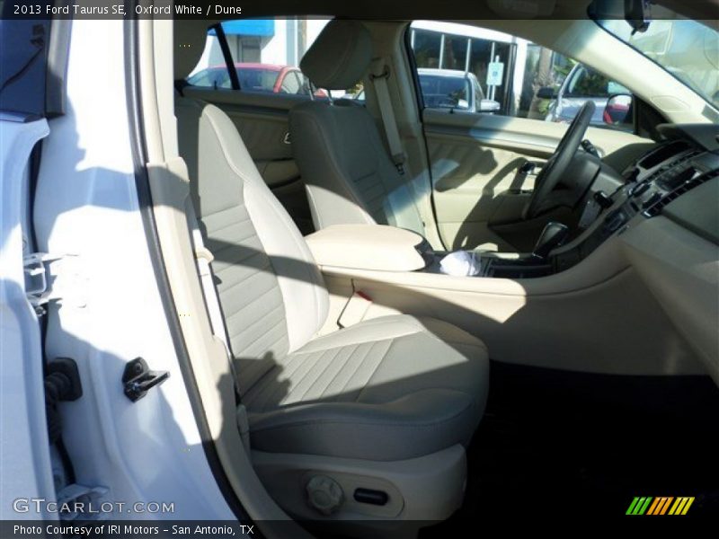 Oxford White / Dune 2013 Ford Taurus SE