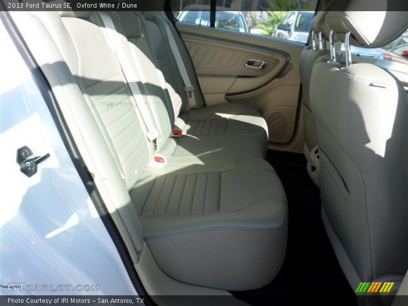 Oxford White / Dune 2013 Ford Taurus SE