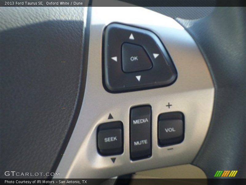 Oxford White / Dune 2013 Ford Taurus SE