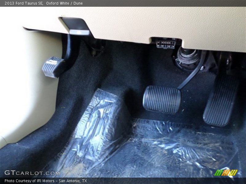 Oxford White / Dune 2013 Ford Taurus SE
