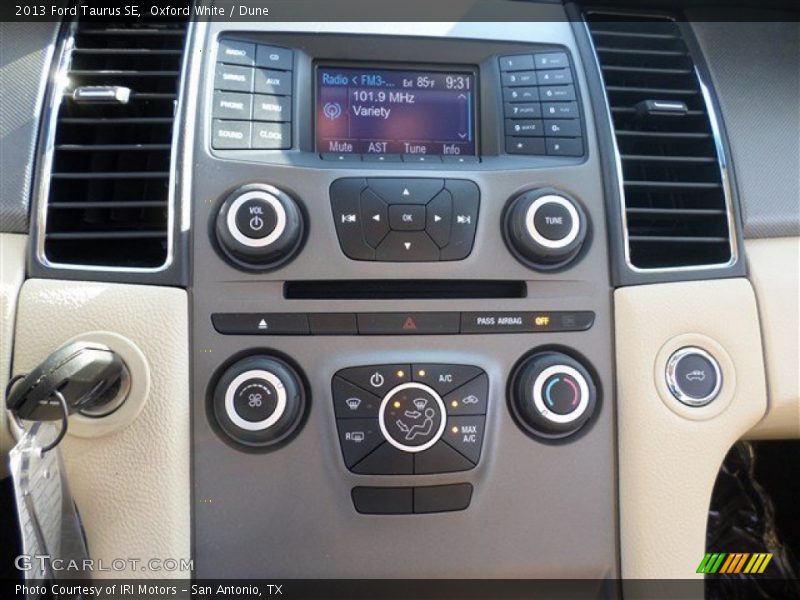 Oxford White / Dune 2013 Ford Taurus SE