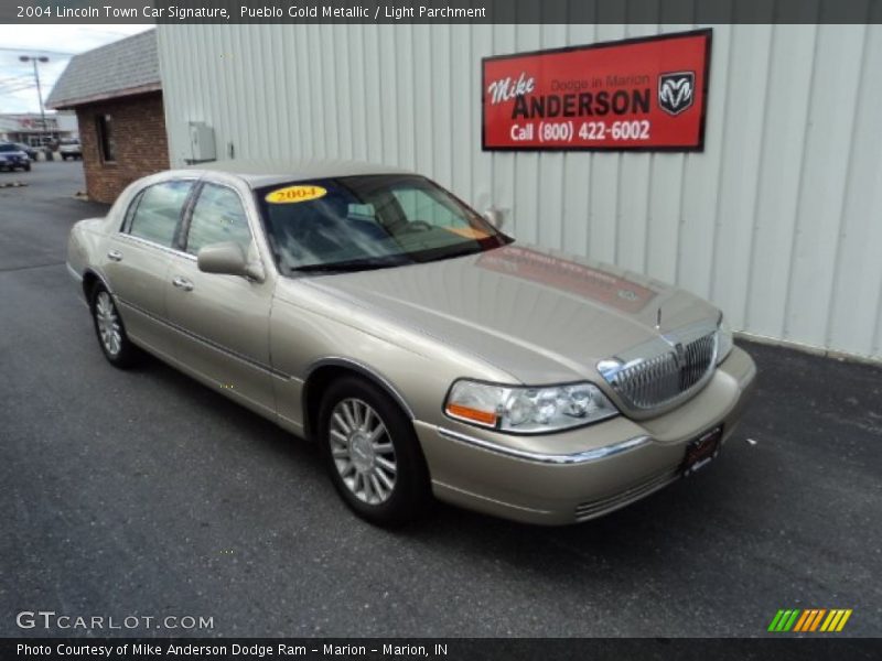 Pueblo Gold Metallic / Light Parchment 2004 Lincoln Town Car Signature