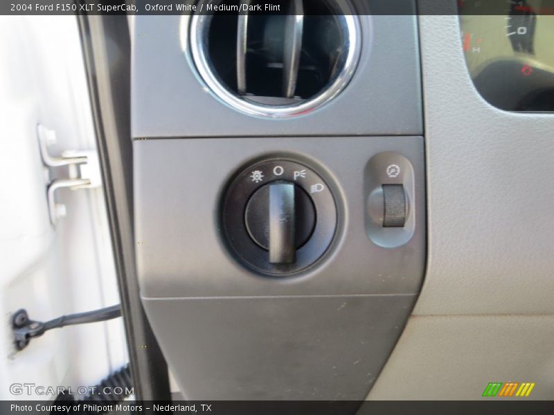 Oxford White / Medium/Dark Flint 2004 Ford F150 XLT SuperCab
