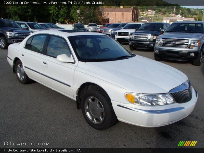 Ivory Parchment Tri-Coat / Light Graphite 2002 Lincoln Continental