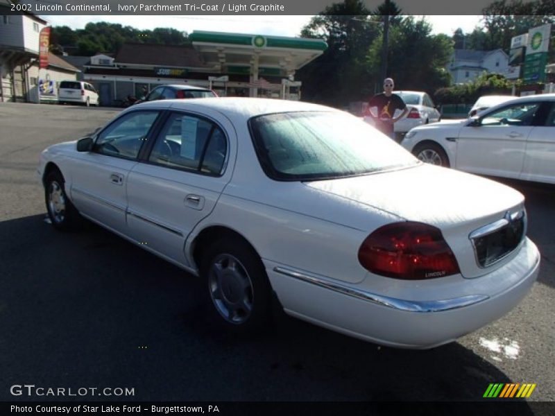 Ivory Parchment Tri-Coat / Light Graphite 2002 Lincoln Continental