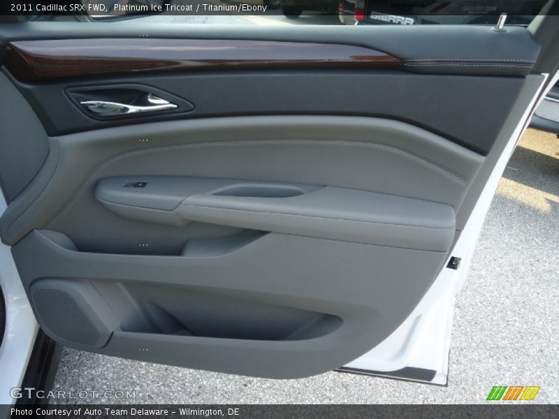 Platinum Ice Tricoat / Titanium/Ebony 2011 Cadillac SRX FWD