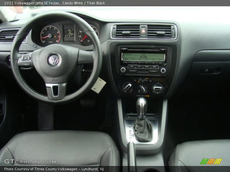 Candy White / Titan Black 2011 Volkswagen Jetta SE Sedan