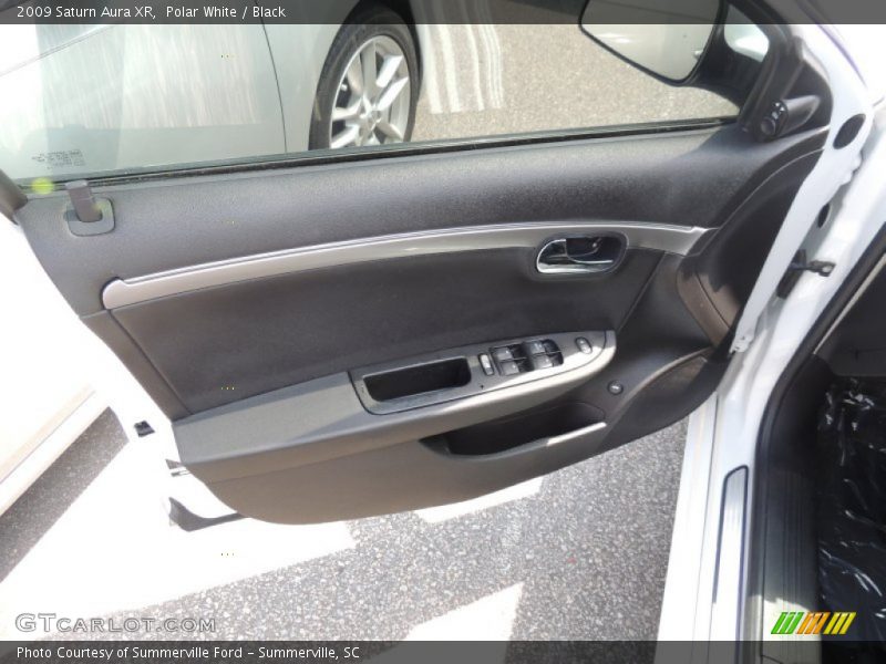 Polar White / Black 2009 Saturn Aura XR