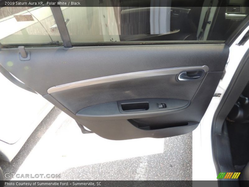 Polar White / Black 2009 Saturn Aura XR