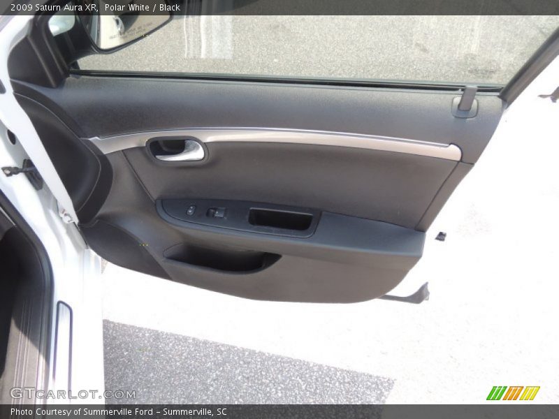 Polar White / Black 2009 Saturn Aura XR