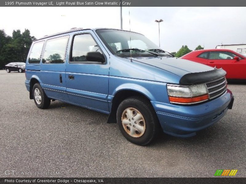 Front 3/4 View of 1995 Voyager LE