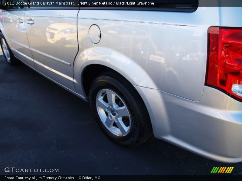 Bright Silver Metallic / Black/Light Graystone 2011 Dodge Grand Caravan Mainstreet