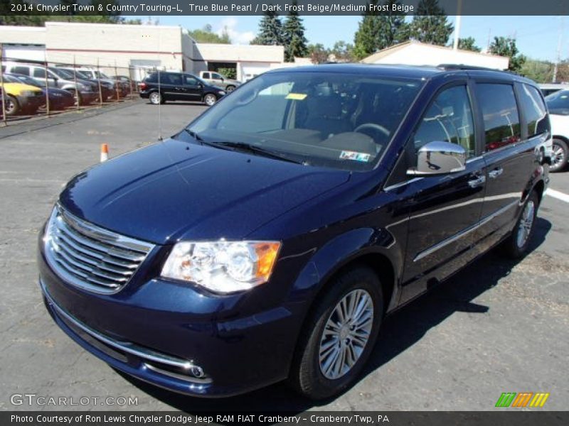 Front 3/4 View of 2014 Town & Country Touring-L