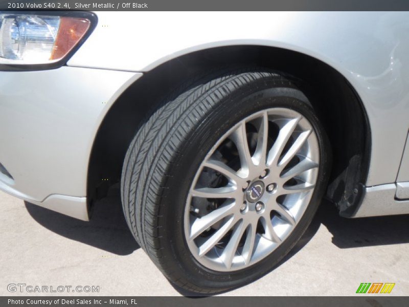 Silver Metallic / Off Black 2010 Volvo S40 2.4i