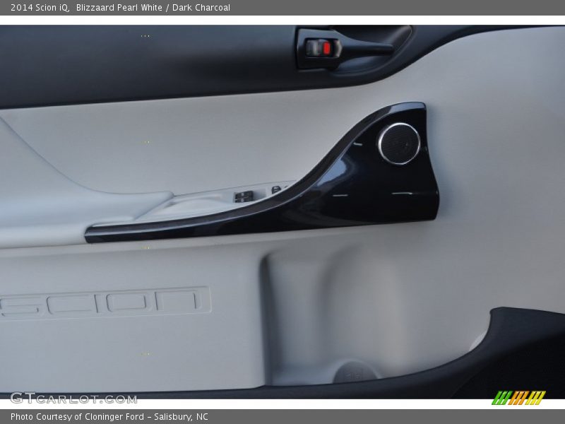 Blizzaard Pearl White / Dark Charcoal 2014 Scion iQ