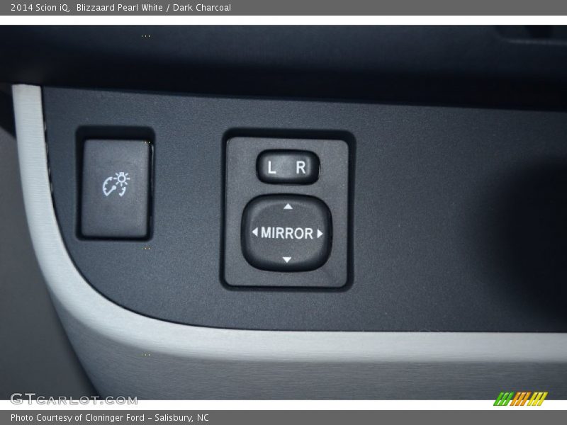 Blizzaard Pearl White / Dark Charcoal 2014 Scion iQ