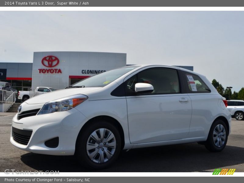 Super White / Ash 2014 Toyota Yaris L 3 Door