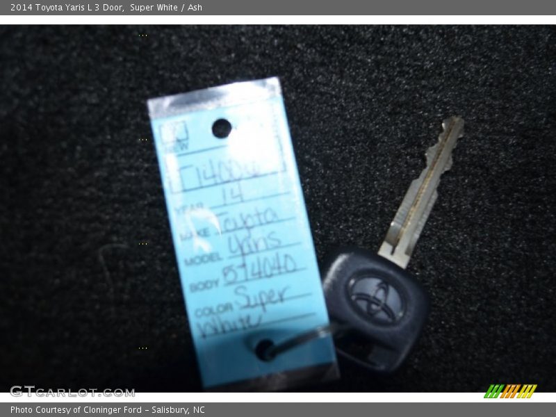 Super White / Ash 2014 Toyota Yaris L 3 Door
