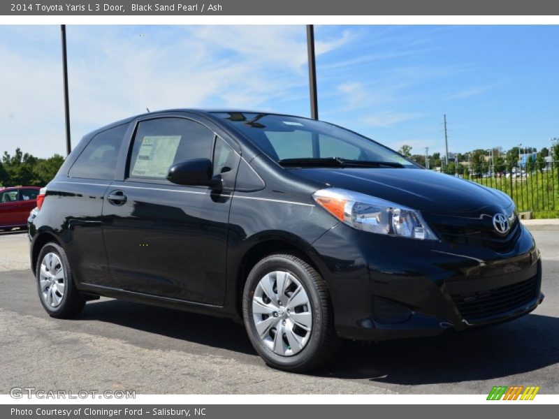 Front 3/4 View of 2014 Yaris L 3 Door