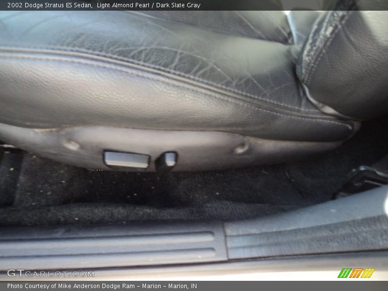 Light Almond Pearl / Dark Slate Gray 2002 Dodge Stratus ES Sedan