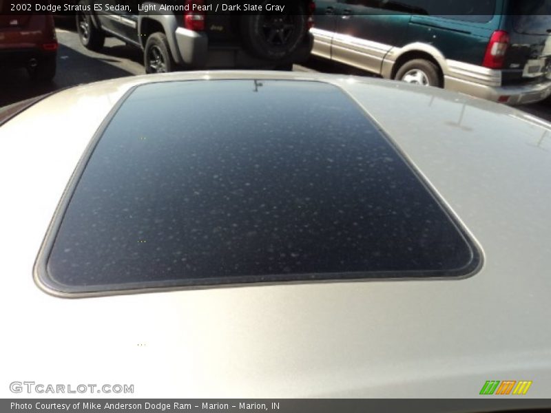 Light Almond Pearl / Dark Slate Gray 2002 Dodge Stratus ES Sedan