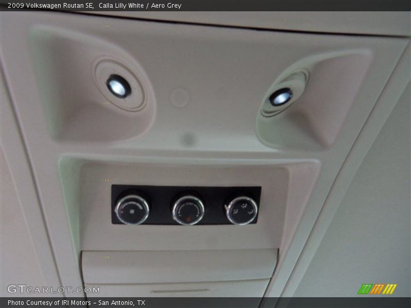 Calla Lilly White / Aero Grey 2009 Volkswagen Routan SE