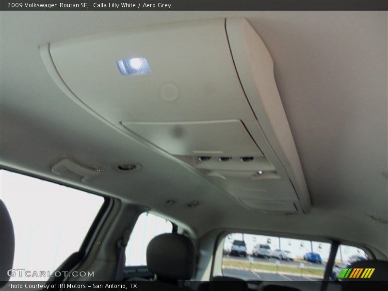 Calla Lilly White / Aero Grey 2009 Volkswagen Routan SE