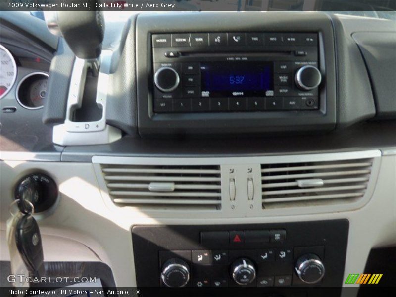 Calla Lilly White / Aero Grey 2009 Volkswagen Routan SE