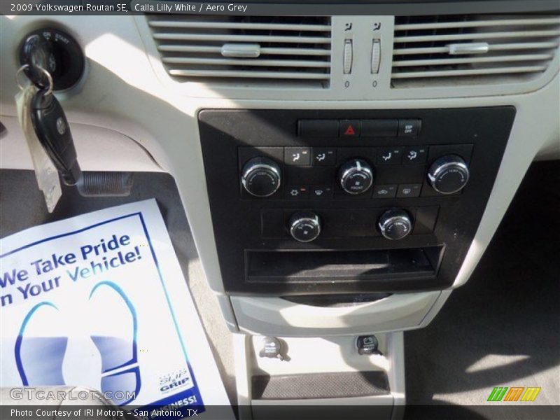 Calla Lilly White / Aero Grey 2009 Volkswagen Routan SE
